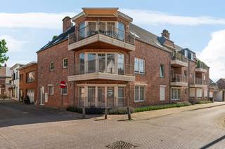 Instapklaar gelijkvloers appartement (bwjr. 2006) met 2 slaapkamers en terras te centrum Oelegem, bestaande uit: inkomhal met apart toilet met handenwasser en ingemaakte vestiairekast; ruime leefruimte op massieve parketvloer en voorzien van sierhaard; volledig ingerichte keuken voorzien van inductie kookplaat, dampkap, koelkast, diepvriezer, vaatwasser en oven; badkamer met inloopdouche, dubbel lavabomeubel en aansluiting voor wasmachine en 2 volwaardige slaapkamers met ingemaakte kasten. Voorts beschikt het appartement over een knus terras, privatieve kelderberging en gemeenschappelijke fietsenstalling. Individuele nutsvoorzieningen, centrale verwarming op aardgas, conforme elektriciteit en PVC ramen met dubbele beglazing en rolluiken. Provisie maandelijkse kosten: 90 euro per maand. Gunstig gelegen in het centrum van Oelegem. Beschikbaar bij akte. EPC: 175 kWh/m².