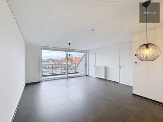 Modern dakappartement op een zeer rustige ligging in het centrum van Desselgem.<br />Indeling :<br />- traphall (geen lift)<br />- ruime living met schuifraam<br />- zuidgericht terras<br />- modern ingerichte keuken met alle inbouwapparatuur<br />- berging<br />- gastentoilet<br />- één slaapkamer<br />- badkamer met inloopdouche, dubbel lavabomeubel en toilet<br />- private parkeerplaats achteraan<br />Troeven :<br />- volledig geschilderd<br />- voorzien van alle verlichting<br />- lage syndic<br />- onmiddellijk beschikbaar