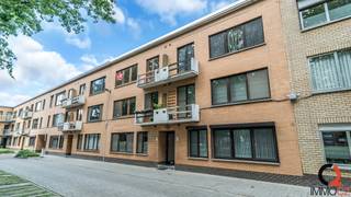 Op een rustige en centrale ligging aan het Eikelplein in Hulst (Tessenderlo-Ham) bevindt zich dit op te frissen appartement met een netto bewoonbare oppervlakte van circa 90 m². Dankzij de praktische indeling, de twee volwaardige slaapkamers en de gunstige energiescore vormt dit appartement een interessante opportuniteit voor zowel eigen bewoning als investering.<br /><br /><strong>Indeling</strong><br /><em>Interieur</em><br />+ Inkomhal<br />+ Apart toilet<br />+ Ruime leefruimte met zithoek en eethoek<br />+ Aangrenzende deels geïnstalleerde keuken<br />+ Ingerichte badkamer met lavabo en ligbad, tevens voorzien van aansluiting voor wasmachine en droogkast en een boiler<br />+ 2 volwaardige slaapkamers afgewerkt met laminaatvloer<br />+ Extra kamer zonder raam, ideaal als dressing, bureau, berging of hobbyruimte<br />+ Praktische voorraadberging<br /><br /><em>Exterieur</em><br />+ Balkon aan de voorzijde, toegankelijk via de keuken<br />+ Garagebox (verplicht bij aan te kopen aan € 15.000 excl. aankoopkosten)<br /><br /><strong>Extra info</strong><br />+ Netto bewoonbare oppervlakte van ca. 90 m²<br />+ Thermisch aluminium raamwerk met HR dubbele beglazing<br />+ Individuele verwarming én koeling via warmtepompen (geplaatst in 2025)<br />+ EPC: 104 kWh/m²/jaar – Label B met UC: 3783139<br />+ Kleinschalige residentie met beperkte mede-eigendom<br />+ Gem. lasten bedragen 85 € per maand<br />+ Geen lift in het gebouw<br />+ Interessante investering of ideale starterswoning<br /><br /><strong>Ligging</strong><br />Het appartement geniet van een rustige ligging met uitzicht op het Eikelplein, midden in het centrum van Hulst. Winkels, scholen, openbaar vervoer, horeca en apotheek bevinden zich op wandelafstand. Daarnaast zorgt de nabijheid van het op-en afrittencomplex E313 voor een uitstekende bereikbaarheid.