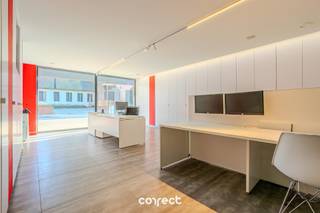 Perfect gelegen kantoor met voorzieningen en etalage.Lichtrijk en ruim (107 m²) kantoor met voorzieningen.Aparte vergaderzaal, aparte...