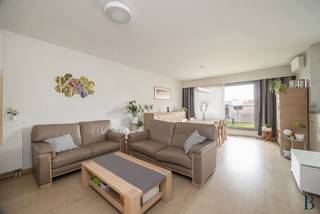 Locatie:
Dit appartement op de eerste verdieping is gelegen aan de Kleinesteenweg te 2610 Wilrijk, op een gegeerde locatie nabij de Bist. Winkels, horeca, scholen, openbaar vervoer en parken bevinden zich op wandelafstand. Dankzij de vlotte verbindingen bereik je Antwerpen, Brussel, Mechelen en de belangrijkste invalswegen snel en eenvoudig.

Indeling:
Je komt binnen via de inkomhal met veiligheidsdeur en tegelvloer. De lichtrijke leefruimte van 33 m² geeft rechtstreeks toegang tot het zuidgericht terras van 10 m² met open zicht. De open keuken is volledig ingericht en sluit praktisch aan op de berging. Verder beschikt het appartement over twee ruime slaapkamers van 13 m² en 15 m², een badkamer met ligbad, aparte douche en lavabomeubel, en een apart gasten toilet.

Autostaanplaats verplicht aan te kopen voor 25.000 euro.
Kelder berging: aanwezig.

Troeven:
✓ Energiezuinig appartement met EPC B. 
✓ Instapklaar appartement op een toplocatie  
✓ Zuidgericht terras van 10 m² met open zicht. Twee ruime slaapkamers. Automatische rolluiken en vliegenramen aanwezig.

Technische gegevens:
Bouwjaar: 2007
Individuele meters voor gas, elektriciteit en water. Verwarming op gas en airco.
Dubbele beglazing uit Aluminium met rolluiken en vliegenramen.

Extra:
Algemene kosten per maand: 148 euro.
Stedenbouwkundige inlichtingen in aanvraag.

Benieuwd naar de waarde van je woning? Vraag een gratis schatting aan via lex@bauwensvastgoed.be