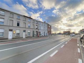 Zeer goed gelegen nabij centrum Kortrijk en in de nabijheid van de VIVES scholen. Woning startklaar om volledig te renoveren. Op een perceel van...