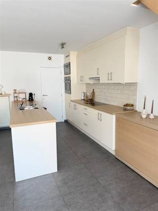 Appartement op een leuke ligging nabij het centrum van Belsele. Dit appartement biedt een zeer mooie afwerking en verrassend ruime kamers. Via...