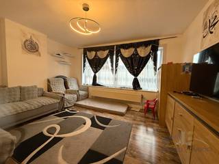 Dit duplex appartement ligt op de tweede verdieping van een kleine residentie in het Westerkwartier van Oostende. Indeling is als volgt : woonkamer, keuken en badkamer op het onderste niveau, twee slaapkamers op het bovenste niveau. Momenteel verhuurd aan een stabiele huurder. Ideaal als investering of voor eigen bewoning. Voor alle info en bezoek bel Nikolaas op 0496 68 84 67 of via info@ensor.immo