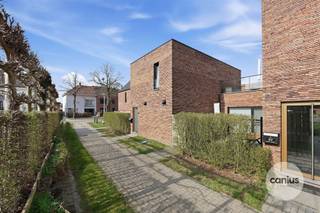 LEUKE WONING NABIJ HET CENTRUM Op zoek naar een instapklare woning in Sint-Truiden? Deze energiezuinige woning maakt deel uit van Residentie...