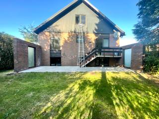 Menen : Villa met 3 slaapkamers, tuin en 3 garages te MenenIndeling:  * -1 : kelder * Gelijkvloers: 2 slaapkamers, badkamer en 3 garages * 1ste...