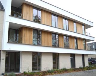 <p><span>In een recente, energiezuinige nieuwbouwresidentie bevindt zich dit stijlvolle gelijkvloerse appartement met 1 slaapkamer. De woning is volledig afgewerkt met een tegelvloer en wordt bij oplevering </span><span>volledig wit geschilderd</span><span>. </span></p><p><span>Verlichting</span><span> is reeds voorzien, zodat u enkel nog hoeft in te richten.</span></p><p><span>De </span><span>lichtrijke woonkamer (30 m²) met open keuken</span><span> vormt het hart van het appartement en biedt rechtstreeks toegang tot een </span><span>aangenaam terrasje aan de voorzijde</span><span>. </span></p><p><span>De keuken is modern en praktisch ingericht.</span></p><p><span>De </span><span>slaapkamer</span><span> (11.5 m²) is ruim genoeg terwijl de </span><span>badkamer</span><span> is uitgerust met een</span><span> inloopdouche</span><span>. Het </span><span>apart toilet met handenwasser</span><span> biedt extra gebruiksgemak. </span></p><p><span>In de </span><span>berging</span><span> is er aansluiting voorzien voor een wasmachine.</span></p><p><span>Het appartement wordt verwarmd via </span><span>vloerverwarming op basis van een warmtepomp</span><span>, in combinatie met 3 </span><span>zonnepanelen</span><span>, wat zorgt voor een bijzonder </span><span>energiezuinige woonst</span><span>. </span></p><p><span>Een</span><span> ventilatiesysteem D</span><span> garandeert een gezonde luchtcirculatie doorheen de hele woning.</span></p><p><span>In het gebouw is er een </span><span>gemeenschappelijk vuilnislokaal</span><span>, een </span><span>fietsenstalling nr 83</span><span>, en op de ondergrondse verdieping (</span><span>niveau -1</span><span>) beschikt u over een </span><span>privatieve autostaanplaats nr 17.</span><span> </span></p><p><span>Tot slot kunt u als bewoner ook genieten van een </span><span>aangelegde gemeenschappelijke tuin</span><span>.</span></p><p><span>Kortom, dit instapklare appartement combineert comfort, duurzaamheid en een doordachte indeling in een rustige, hedendaagse woonomgeving.</span></p><p><span>Vaste kosten €90 p/mnd + €100 Parking.</span></p><p><span>Beschikbaar vanaf 01/12/2025.</span></p>