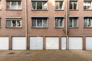In Deurne vinden we dit goed onderhouden appartement op de eerste verdieping van een gebouw met lift. Dankzij het gunstige EPC-label B geniet je van een energiezuinige basis. Met enkele opfriswerken maak je van dit lichtrijke appartement helemaal jouw thuis.<br />De ruime inkomhal zorgt voor een aangenaam ontvangst, met voldoende plaats om alles netjes een eigen plek te geven. Verder beschikt het appartement over twee slaapkamers, een badkamer met vernieuwde douche, een apart toilet, ingerichte keuken en een terras. De elektrische rolluiken zorgen voor extra privacy en comfort.<br />Ook aan praktisch gemak is gedacht: er is een fietsenberging en de garage is inbegrepen in de prijs. Je wagen een eigen plek, je fiets netjes opgeborgen. En daarnaast nog extra opbergruimte in de kelder.<br /><br />Zin om de mogelijkheden zelf te ontdekken? Contacteer ons en plan je bezoek via 0487/93.35.43 of via britt@jamar.immo.<br /><br />vg, wg, gmo, gvkr, vkv, geen overstromingsgebied, geen vermelding maatregelenregister
