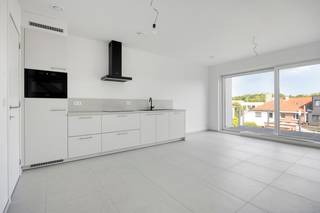 <p>Immo DAVID stelt u dit energiezuinige nieuwbouw duplexappartement met twee slaapkamers en een terras van 10 m² voor. Hier geniet u van volledig ontzorgd wonen: alles is nieuw, kwalitatief afgewerkt en ontworpen met oog voor comfort, energiezuinigheid en hedendaags woonplezier.</p>
<p>Het duplexappartement is gelegen op de tweede verdieping, in een verkeersluwe, doodlopende straat, in een kleinschalig gebouw zonder lift, waardoor u geniet van een rustige woonomgeving en lage gemeenschappelijke kosten.</p>
<p>Via de inkomhal komt u in de ruime en lichtrijke leefruimte van 26 m² met open keuken. Vanuit de woonkamer heeft u rechtstreeks toegang tot het terras van 10 m², waar u heerlijk kunt genieten van de buitenlucht. Verder beschikt het appartement over twee slaapkamers van 14 m² en 7 m², een moderne badkamer met inloopdouche en dubbele wastafel, een aparte wasberging, een afzonderlijk hangtoilet met handenwasser en een videofoon voor extra comfort en veiligheid. Via een praktische trektrap bereikt u bovendien de ruime privatieve bergzolder, ideaal als extra bergruimte.</p>
<p>Bij het appartement hoort bovendien een privatieve autostaanplaats en er is een gemeenschappelijke fietsenberging voorzien.</p>
<p>Dankzij de uitstekende energiescore A, zonnepanelen, een warmtepomp en een performant ventilatiesysteem woont u hier niet alleen comfortabel, maar ook bijzonder energiezuinig.</p>
<p>Een absolute topligging, vlak bij het centrum van Zellik, de E40, de Ring Brussel, winkels, openbaar vervoer, Brussel, UZ Jette, het Laarbeekbos en de fietssnelweg, maakt dit duplexappartement de ideale keuze voor wie rustig wil wonen met alle voorzieningen binnen handbereik.<br />EPB in opmaak</p>