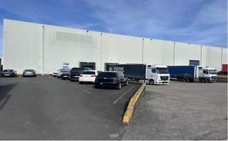 Magazijn 6.240 m² en buitenterrein 1.822m² op de site Desteldonk in de haven van Gent (Haven 3635V) en gelegen aan de E34 (Zeebrugge /Knokke – Antwerpen) en de E17 (Gent / Kortrijk- Antwerpen)<br /><br /><span>Loods 7</span> :<br /><br /><span>* 4 laadkades</span><br /><span>* 1 poort</span><br /><span>* Buitenterrein 1822 m2<br /></span>* Opslag in stellingen: 430 plaatsen Euro-equivalent<br />* 24/7 camerabewaking<br /><span>* Inpandig onthaal</span><br /><span>* Kantoor<br />* Buitenparking voor laden en lossen van vrachtwagens aan de zijkant</span>