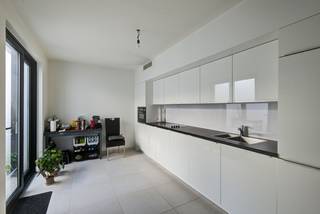 MODERNE WONING MET 2 SLAAPKAMERS, 2 TERRASSEN EN GARAGE IN HET CENTRUM VAN HOESELTIn het centrum van Hoeselt ligt deze moderne woning aan de L...