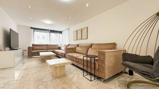 <p>Bij ImmoFusion 7/7 “open huis” : klik op onze 3D-TOUR.</p>
<p>Ervaar vastgoed alsof je er zelf doorloopt!<br /><br /></p>
<p>Stap binnen in deze prachtig gerenoveerde woning uit 2024, gelegen in een rustige doodlopende straat langs het kanaal van Beringen. Met een bewoonbare oppervlakte van 256 m² op een perceel van 758 m² voelt dit huis als quasi nieuwbouw, maar met de charme van een ruime villa die direct instapklaar is.<br /><br /></p>
<p>Bij binnenkomst wordt u verwelkomd in een ruime, lichte inkomhal met een praktische vestiairekast. Aan de voorkant bevindt zich een bureau dat perfect kan dienen als kantoorruimte of als gelijkvloerse zesde slaapkamer van 17 m². Vanuit de hal loopt u door naar de royale open leefruimte van in totaal 60 m², waarin de woonkamer, eetruimte en de riante keuken naadloos in elkaar overvloeien. Grote ramen zorgen voor een overvloed aan natuurlijk licht, en vanuit de keuken heeft u zicht op de volledig aangelegde en omheinde tuin. De keuken, volledig vernieuwd in 2024, combineert modern design met een praktische indeling en biedt alles wat een kookliefhebber zich kan wensen.</p>
<p>De woning beschikt over drie badkamers, elk met een toilet, waardoor comfort en privacy gegarandeerd zijn voor het hele gezin. Aan de achterzijde werd een overdekt terras met glazen schuifwanden omgevormd tot extra leefruimte, ideaal om het hele jaar door van buiten te genieten. De ruime garage biedt daarnaast volop opslagruimte en praktische mogelijkheden.<br /><br /></p>
<p>Op de bovenverdieping bevinden zich vijf ruime slaapkamers en 1 dressing, elk met veel lichtinval. Alles in dit huis ademt kwaliteit: PVC-ramen en -deuren met dubbel glas, een volledig nieuw dak en energiezuinige voorzieningen met EPB-label A en een E-peil van 42. Zonnepanelen maken het plaatje compleet en zorgen voor een duurzaam en kostenbewust wooncomfort.<br /><br /></p>
<p>Gelegen aan een rustige, doodlopende straat aan het kanaal, biedt deze villa de perfecte balans tussen rust en bereikbaarheid. De volledig aangelegde en omheinde tuin zorgt voor privacy en veiligheid, ideaal voor kinderen of huisdieren. Dankzij de ruime indeling, hoogwaardige afwerking en moderne voorzieningen is dit huis geschikt voor gezinnen, thuiswerkers en iedereen die comfort, stijl en functionaliteit zoekt.<br /><br /></p>
<p>Pluspunten</p>
- Volledige renovatie in 2024 = alles is nieuw!<br />- Mogelijkheid tot 6 slaapkamers of aparte dressing<br />- Ruim perceel van 758 m², volledig omheind en aangelegd<br />- Straatbreedte van 20 meter = statig en ruim vooraanzicht<br />- EPB-label A, E-peil 42 en zonnepanelen aanwezig<br />- Gelegen in een rustige doodlopende straat aan het kanaal<br />- Ruime garage en extra leefruimte via overdekt terras met glazen schuifwanden<br />- Moderne afwerking met PVC ramen/deuren en nieuw dak<br /><br />Maatregelen opgenomen in het Maatregelenregister: nee<br />
<p>Voor een bezoek of meer info, bel ons op 078/78.78.70, of kom gerust langs op ons kantoor. Steeds welkom!</p>