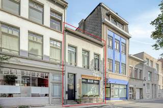 Achter de Sint-Willibrorduskerk in Antwerpen bevindt zich dit fantastische huis van ca. 284 m² te koop. Dankzij de centrale ligging ben je vlakbij het centraal station, stadscentrum en de autostrade, terwijl je binnen en in de tuin geniet van een absolute stilte zonder stadslawaai. Dit gerenoveerd huis biedt tal van mogelijkheden: het kan gebruikt worden als royale eengezinswoning, maar leent zich door de aanwezige keukens en badkamers per verdieping ook perfect voor co-housing of als drie afzonderlijke woongelegenheden.<br /><br />Indeling:<br />Kelder<br /><br />Gelijkvloerse verdieping:<br />- Inkomhal<br />- Wasruimte / slaapkamer<br />- Slaapkamer<br />- Badkamer<br />- Leefruimte<br />- Keuken<br />- Tuin van ca. 132 m²<br /><br />Eerste verdieping:<br />- Badkamer<br />- Dressing<br />- Slaapkamer<br />- Keuken<br /><br />Tweede verdieping:<br />- Badkamer<br />- Dressing<br />- Slaapkamer<br />- Keuken<br /><br />Derde verdieping:<br />- Slaapkamer<br /><br />Troeven van dit huis:<br />- Uitstekende energieprestatie met een EPC A-label<br />- Volledig gerenoveerd<br />- Bewoonbare oppervlakte van ca. 284 m²<br />- Uitzonderlijke stadstuin en terras op houten planken in een oase van rust van ca. 132 m²<br />- Grotendeels onderkelderd voor extra opslagruimte<br />- Uitstekende bereikbaarheid in een volledig vernieuwde straat<br /><br /><br />Bent u geïnteresseerd in een appartement of woning te koop in Antwerpen? Aarzel dan niet om ons te contacteren. <br />Had u graag uw eigen eigendom te koop aangeboden contacteer ons dan voor een vrijblijvende schatting, telefonisch op het nummer 03/206.76.76 of per mail naar antwerpen@dewaele.com.<br /><br />Bestuursmaatregelen in het maatregelenregister: nee