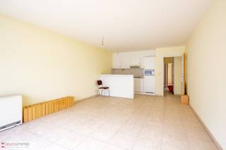 Dit appartement heeft om te beginnen een heel toffe ligging! Om de hoek van de zee én dicht bij het centrum... Wat kan u meer verlangen van de ligging van een appartement in Oostende?<br /><br />Het terras achteraan geeft uit op het gemeenschappelijke buitenzwembad, het terras vooraan aan de living is zuidgericht: we kunnen bijgevolg zowel 's ochtends, 's middags als 's avonds genieten van  de zon!<br /><br />U las het goed; de residentie Zeezicht beschikt over een buitenzwembad wat de zomers in België een extra vakantiegevoel geeft ! <br /><br />Verder is er de mogelijkheid tot aankoop van een garage in het gebouw zelf en een kelderberging is reeds inbegrepen.<br /><br />EPC: 206.