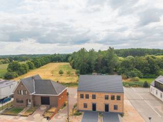 Voor verdere info of een vrijblijvende waardebepaling van uw eigendom: nessim@homixx.be of 03 653 11 96.<br /><br />In deze prachtige, energiezuinige nieuwbouwwoning geniet u van hedendaags wooncomfort, modern gebruik van ruimte en een hoogwaardige afwerking. Deze kwalitatieve halfopen bebouwing combineert een doordachte indeling met uitstekende energieprestaties, wat zich vertaalt in een gunstige EPC-score A. <br /><br />Bij het betreden van de woning komt u via de inkomhal met gastentoilet terecht in de lichtrijke, open leefruimte. De volledig geïnstalleerde open keuken sluit naadloos aan op de eet- en zithoek, waardoor er een aangenaam binnen-buitengevoel ontstaat met een direct uitzicht op de tuin, het terras en de prachtige weilanden. <br /><br />Op de eerste verdieping bevinden zich drie volwaardige slaapkamers en een stijlvolle badkamer voorzien van een comfortabele inloopdouche. Daarnaast beschikt de woning over een tweede apart toilet. Via een vaste trap heeft u toegang tot de volledig geïsoleerde zolder, die tal van mogelijkheden biedt voor extra opbergruimte of verdere inrichting.<br /><br />Buiten kan u in alle rust ontspannen in de tuin met een gezellig terras. Ook aan praktische parkeergelegenheid is gedacht, dankzij de aanwezige buitenparking voor de woning. <br /><br />Een ideale instapklare thuis voor wie op zoek is naar duurzaamheid, comfort en kwaliteit!