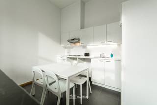 VALIMMAS verhuurt deze zeer commercieel gelegen kantoorruimte in het centrum van Asse, op de steenweg N9, tussen het Gemeenteplein en het station.    

De geheel bestaat uit een gemeenschappelijke centrale hall, een bureel vooraan met keuken (± 45m²), een hal en technisch lokaal, een bureel (± 16m²), en een modern ingerichte badkamer met douche.    
Het gebouw werd grondig gerenoveerd omstreeks 2010-2012: alles in zeer goede staat en uitgerust met alle hedendaags comfort.   
Individuele CV aardgas en individuele tellers. EPC = C.   

Optioneel: autostandplaatsen achteraan het gebouw mits € 65/maand/parking (voor zover nog beschikbaar).   

Gelegen in het volle centrum Asse, met alle centrumfuncties binnen handbereik: winkels, scholen, bushaltes, station, park Waalborre, sportcomplex, cultureel centrum, Markt, ...