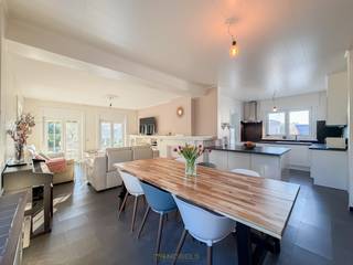 <span><span><strong>1ste bezoekdag vrijdag 24 april! Inschrijven kan via www.nobels.be onder referentienummer 4269355.</strong></span></span><br /><br />CHARMANTE OPEN BEBOUWING met een RUIME BEWOONBARE OPPERVLAKTE van ca. 264 m², gelegen op een IDYLLISCHE en GROENE LOCATIE te Mater (Oudenaarde). Deze eigendom bevindt zich op een RUIM PERCEEL van ca. 1.270 m² en geniet van een PRACHTIG OPEN ZICHT, wat zorgt voor RUST EN PRIVACY. Dankzij de RUIME INDELING is deze woning niet alleen de IDEALE GEZINSWONING, maar ook perfect geschikt voor de COMBINATIE WONEN EN WERKEN. Met een EPC-label D en de aanwezigheid van 10 ZONNEPANELEN is er bovendien GEEN RENOVATIEVERPLICHTING van toepassing.<br />De indeling gaat als volgt: via de inkomhal met gastentoilet heeft u toegang tot een aparte bureauruimte, een gelijkvloerse slaapkamer en de ruime open leefruimte met ingerichte keuken. Aansluitend bevindt zich een polyvalente hobbyruimte, momenteel ingericht als kinderopvang. Verder beschikt het gelijkvloers over toegang tot de kelder, een garage en extra bergruimte. Op de 1ste verdieping vindt u 2 slaapkamers en een ingerichte badkamer. Boven de garage bevindt zich nog een 3de slaapkamer, wat extra flexibiliteit biedt.<br />Buitenshuis geniet u van een ruime oprit, een aangenaam terras en een uitgestrekte tuin met tal van mogelijkheden (mogelijkheid tot creëren van bouwperceel).<br /><br />Adres: Sint-Amelbergastraat 3 te Oudenaarde<br /><br />EPC: 383 kWh/m², G-score en P-score A, Geen renovatieverplichting van toepassing