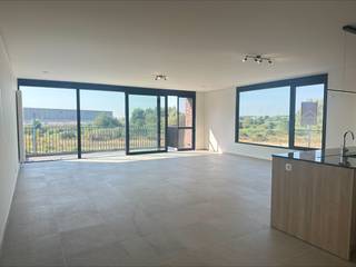 <p>Modern appartement in het centrum van Veurne met vrij zicht en een aangenaam terras.</p><p><br /></p><p>Dit appartement combineert hedendaags wooncomfort met een centrale ligging in Veurne. Dankzij de nieuwbouwafwerking van bouwjaar 2026 geniet u van een energiezuinige en onderhoudsvriendelijke woonomgeving. De lichtrijke leefruimte en open keuken creëren een aangename woonbeleving, terwijl het terras extra buitenruimte biedt om te ontspannen. Met twee slaapkamers, een praktische badkamer en een private staanplaats met berging is dit appartement ideaal voor wie comfortabel wil wonen.</p><p><br /></p><p>Belangrijkste ruimtes:<br />• Inkomhal met vlotte toegang tot de verschillende ruimtes.<br />• Lichtrijke living met open zicht en directe aansluiting op het terras.<br />• Keuken met praktische indeling en hedendaags comfort.<br />• Badkamer functioneel ingericht.<br />• Apart toilet.<br />• 2 slaapkamers geschikt als bedroom, kinderkamer of bureau.<br />• Terras om te genieten van het buitenleven.<br />• Staanplaats met buitenparking en extra berging.</p><p><br /></p><p>Mogelijkheid om een extra staanplaats bij te huren.</p><p><br /></p><p>Troeven:<br />• Nieuwbouwappartement van bouwjaar 2026.<br />* Zonnewering in de living<br />• Centrale ligging in Veurne met vrij zicht.<br />• Inclusief terras, berging en private staanplaats.</p><p><br /></p><p>Neem vandaag nog contact op met je ERA-makelaar voor meer informatie of een bezoek.</p><p><br /></p><p>AANMELDEN VIA DE ERA WEBSITE !!</p><p><br /></p><p>JOUW DROOMAPPARTEMENT. ZO GEVONDEN!</p>