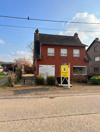 <p><span>TE KOOP - WECHELDERZANDE : mooi perceel van 859m²</span></p><p><span>Deze goed onderhouden, maar te renoveren woning is gelegen aan de Lindenlaan, zijstraat van de Gebroeders de Winterstraat in Wechelderzande.</span></p><p><span>We komen de woning binnen via de inkomhal. Hiernaast vinden we de ruime woonkamer terug. Verder komen we in de keuken, voorzien van een eetplaats.  Naast de keuken is een bergingsruimte voorzien met apart toilet en douche + lavabo. De berging geeft toegang tot een extra bergruimte met voorzieningen voor wasmachine/droogkast... Ook de toegang tot de voorraadkelder is hier voorzien.  Aansluitend aan de keuken is er een veranda die zicht geeft op de tuin.</span></p><p><span>Via de trap komen we in de nachthal. Deze geeft toegang tot de 4 ruime slaapkamers en de badkamer.  Hier is ook een zolderluik voorzien.</span></p><p><span>In de tuin van de woning vinden we 2 grote garages / werkplaatsen. De woning is ook zowel langs links als langs rechts voorzien van een oprit.  Achter de garages is er nog een ruime graspartij.</span></p><p><span>Deze woning werd zeer goed onderhouden en bestaat uit een stevige structuur.</span></p><p><span>Ben jij op zoek naar een renovatieproject met 4 slaapkamers en een ruime tuin, rustig gelegen doch heel dicht bij de verbindingswegen, dan is deze woning perfect voor jou.</span></p><p><span>Geïnteresseerd? Plan zo snel mogelijk een bezoek in en we leiden jou met veel plezier rond.</span></p>