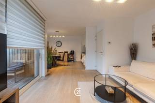 Appartement récent et parfaitement entretenu, construit en 2016, situé au deuxième étage d'un immeuble bien entretenu et équipé d'un ascenseur. L'appartement bénéficie d'un emplacement calme à l'arrière du bâtiment. L'agréable pièce à vivre dispose d'une cuisine ouverte et donne directement sur une terrasse couverte très accueillante. L'appartement comprend également une chambre spacieuse avec un dressing attenant et une salle de douche fonctionnelle. Une place de parking souterraine et un débarras privatif en sous-sol doivent être achetés obligatoirement au prix de 28 000 €. Il y a également un local à vélos commun. L'appartement est actuellement loué et constitue donc un investissement intéressant. À proximité des commerces, des écoles et des principaux axes routiers. PEP B (162)