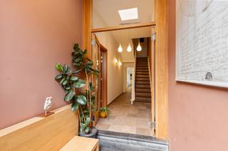 Dit charmant opbrengsteigendom met twee appartementen, thans ingedeeld als een multifunctioneel gelijkvloers en twee appartementen, te koop in de Markgravewijk van Antwerpen heeft een bewoonbare oppervlakte van in totaal 340 m². In de nabije omgeving bevinden zich het Hof van Leysen, tal van horeca gelegenheden zoals Café Kamiel en belangrijke invalswegen.Indeling:KelderverdiepingGelijkvloers: multifunctionele ruimte van 110m²- twee kantoorruimtes- keuken- sanitaire voorzieningen- stadskoer van 13m²Eerste verdieping: appartement van 90m²- leefruimte met open keuken- twee slaapkamers- badkamer met bad en inloopdouche- apart toilet- terras (niet vergund)Tweede en derde verdieping : duplex appartement van 130m²- leefruimte met open keuken- drie slaapkamers- apart toilet- badkamer met douche, bad en toiletDit charmant opbrengsteigendom met veel potentieel wordt te koop aangeboden voor een vraagprijs van 999.000 euro.Bent u geïnteresseerd in een appartement of woning te koop in Antwerpen? Aarzel dan niet om ons te contacteren. EPC: 179 kWh/m²EPC: 176 kWh/m²Bestuursmaatregelen in het maatregelenregister: nee