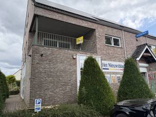 <p>Bent u op zoek naar een ruim en instapklaar appartement? Dan is dit verzorgde duplex appartement zeker een bezoek waard. <br /><br />Dankzij de praktische indeling en de royale leef oppervlakte biedt deze woning alle comfort voor een gezin of voor wie graag wat extra ruimte heeft.<br /><br />Het appartement beschikt over een ruime en lichtrijke leefruimte, drie volwaardige slaapkamers en een volledig ingerichte keuken met een keramische kookplaat, oven, vaatwasser en koelkast. <br />De badkamer is uitgerust met een douche/badcombinatie en daarnaast zijn er twee afzonderlijke gastentoiletten aanwezig, wat extra comfort biedt.<br /><br />Buiten geniet u van een ruim en zonnig terras van maar liefst 25 m², ideaal om te ontspannen.<br /><br />Verder is het appartement voorzien van centrale verwarming op aardgas en is alle verlichting reeds aanwezig. <br /><br />Dit ruime duplex appartement is onmiddellijk beschikbaar.<br /><br />Heb je interesse? Vraag uw bezoek aan via onze website https://www.immovl.be/te-huur/list en druk op de knop '<strong>IK WENS EEN BEZOEK</strong>'.</p>