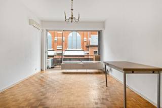 Middenin het kloppende hart van Antwerpen vind je dit appartement terug, waar men geniet van een ideale combinatie tussen rust en het het...