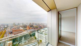 Magnifique appartement neuf situé au seizième étage du Doktoren, avec une vue imprenable sur la ville et l'Escaut. Une largeur exceptionnelle de 9 mètres et de grandes baies vitrées offrent un panorama unique depuis les différentes pièces. <br />Pièce à vivre spacieuse et lumineuse avec cuisine ouverte équipée de tout le confort et des appareils habituels. Ensuite, deux chambres et une salle de bains avec douche à l'italienne et lavabo. <br />La terrasse spacieuse est accessible depuis la pièce à vivre et les deux chambres. Elle est en outre orientée sud-ouest.<br /><br />De plus, une grande terrasse commune sur le toit au 23e étage est à votre disposition.<br />Un débarras au sous-sol est inclus dans le prix de vente. Une place de parking est proposée en option au prix de 35 000 euros.<br /><br />En bref, le lieu de vie idéal dans le skyline d'Anvers.