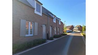 Een energiezuinige nieuwbouwwoning gelegen bestaande uit een woonkamer, ingerichte keuken, 4 slaapkamers, badkamer, bergplaats, wasplaats,...