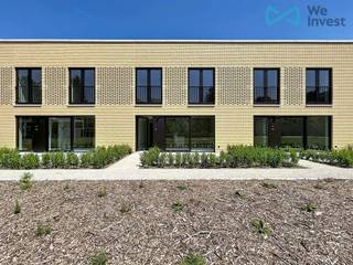 Mail: rent.brussels@weinvest.be Tel: 02/3155173<br /><br />We Invest stelt met trots deze gesloten bebouwing voor, gelegen in het hart van het residentiële project Mench in Schaarbeek (meer info over het project: https://immo.weinvest.be/mench/). Dit project biedt een rustige omgeving met een gemeenschappelijke tuin, en geniet tegelijk van een uitstekende bereikbaarheid dankzij de onmiddellijke nabijheid van openbaar vervoer, winkels en belangrijke invalswegen.<br /><br />De woning bestaat op het gelijkvloers uit een lichtrijke leefruimte met open, volledig uitgeruste keuken, een gastentoilet, een wasruimte en een privatief terras met tuintje, ideaal om van mooie dagen te genieten. Op de verdieping bevinden zich drie slaapkamers, waarvan één met balkon, twee moderne badkamers/doucheruimtes en een apart toilet. Ook technisch zit u goed: de woning beschikt over eigen zonnepanelen, een warmtepomp en vloerverwarming.<br /><br />U beschikt eveneens over een privatieve kelder.<br />Mogelijkheid om een parkeerplaats te huren voor €150 extra/maand.<br /><br />Kosten: €60 (maandelijkse provisie voor de gemeenschappelijke lasten)<br /><br />EPB: A<br /><br />Onmiddellijk te bezoeken!<br /><br />Voor meer exclusiviteiten, bezoek www.weinvest.be<br />Voor het plan, ga naar https://immo.weinvest.be/mench/