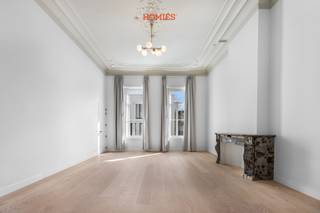 Wij stellen u graag dit exclusief gerenoveerde appartement voor op de Bondgenotenlaan in Leuven, een absolute topligging in het centrum. Het appartement bevindt zich in een karaktervol historisch gebouw met slechts 8 entiteiten en verwelkomt u via een statige inkomhal met authentieke details. Gelegen op de eerste verdieping biedt het een bewoonbare oppervlakte van ca. 68 m². Dankzij de uitzonderlijke plafondhoogte van meer dan 4 meter en de grote raampartijen geniet u van een indrukwekkend ruimtegevoel en veel natuurlijke lichtinval. De renovatie combineert hedendaags wooncomfort met zorgvuldig bewaarde originele elementen. De keuken is volledig uitgerust en praktisch ingericht. Verder is er een stijlvolle badkamer met douche, lavabo en toilet. Achteraan bevindt zich de slaapkamer, waar karaktervolle plafondaccenten het geheel extra uitstraling geven. Als bijkomende troef is er achteraan een uitzonderlijk ruime, gemeenschappelijke tuin, een zeldzaamheid op deze locatie. Kortom: een unieke woonkans op een toplocatie in Leuven, ideaal voor wie exclusief wil wonen of op zoek is naar een waardevaste investering. Interesse? Contacteer ons via 016 22 82 22 of info@homies.be.<br /> 