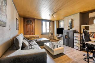 <strong>Woning met 1 slaapkamer te koop op perceel van 2a 60ca in Meerhout</strong><br /><br />Deze woning is gelegen aan de Kiezel in Meerhout, een aangename en goed bereikbare omgeving. Dankzij de centrale ligging zijn zowel het centrum van Meerhout als omliggende gemeenten zoals Geel vlot bereikbaar. In de nabije omgeving vind je diverse winkels en voorzieningen. Daarnaast biedt de groene omgeving tal van mogelijkheden om te wandelen en te fietsen.<br /><br />We betreden de woning via de voordeur en komen terecht in de woonkamer (20,56m²), die voorzien is van airconditioning. Vanuit de woonkamer heb je rechtstreeks toegang tot de slaapkamer (6,50m²). De keuken (13,74m²) is uitgerust met een lavabo, elektrisch kookvuur, microgolfoven en koelkast. Zowel in de woonkamer als in de keuken zorgt een pelletkachel voor extra warmte en gezelligheid. De badkamer (8,67 m²) beschikt over een douche, toilet en enkele lavabo. Aansluitend bevindt zich een praktische berging (6,76 m²), waar ook de aansluitingen voor de wasmachine voorzien zijn.<br /><br />Daarnaast beschikt de woning over een zolderruimte  (18 m²), die ideaal is als extra bergruimte.<br />Voor de wagen is er voldoende parkeergelegenheid voorzien aan de voorzijde van de woning en onder de carport.<br /><br />Achteraan bevindt zich een gezellige tuin. Verder beschikt de woning over een ruim bijgebouw van 45 m², dat ideaal is als extra opslagruimte voor materiaal, fietsen, tuinbenodigdheden of andere spullen.<br /><br />De woning wordt verwarmd via centrale verwarming met radiatoren op aardgas. De ramen zijn voorzien van HR-glas in PVC-profielen. De elektrische installatie is conform het AREI. De berekende energiescore bedraagt 510 kWh/(m² jaar), wat resulteert in een EPC-label F.<br /><br />De woning kan nog wat opfrissingswerken gebruiken, maar biedt heel wat mogelijkheden. Kortom, een interessante woning voor iemand die op zoek is naar een betaalbare eigen woning en deze naar eigen smaak willen opfrissen.<br /><br />Spreekt deze woning jullie aan? Contacteer ons via info@bosmanvastgoed.be voor meer info of een bezoek ter plaatse. Wij helpen jullie graag verder!<br />De woning heeft momenteel een EPC ‘F’ wat wil zeggen dat dit pand is onderworpen aan de renovatieverplichting van de Vlaamse overheid voor residentiële gebouwen (behoudens sloop binnen 6 jaar na de aankoop). Consulteer voor meer informatie de website van het Vlaams Energie- en Klimaatagentschap via https://www.vlaanderen.be/een-huis-of-appartement-kopen/renovatieverplichting-voor-residentiele-gebouwen.
