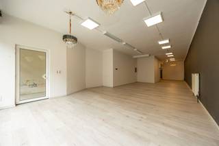 <p><span> </span></p><p><span>Op zoek naar een ruime handelszaak met veel passage? Deze gelijkvloerse commerciële ruimte van ca. 110 m² combineert een grote open ruimte, hoge plafonds en een topligging vlakbij het Sint-Jansplein, het Centraal Station en de Rooseveltplaats. Ideaal voor een dagzaak die gezien mag worden!</span></p><p><span> </span></p><p><span>Ruimte &amp; mogelijkheden</span></p><p><span>Deze handelsruimte bevindt zich op het gelijkvloers van een kleinschalig gebouw met een charmante art-deco gevel. Vooraan geniet je van een groot etalageraam, wat zorgt voor maximale visibiliteit en een sterke commerciële uitstraling. Dankzij de ligging in een levendige straat met veel passage springt jouw zaak hier meteen in het oog.</span></p><p><span>De ruimte zelf is bijzonder ruim en open, afgewerkt met een lichte laminaatvloer en hoge plafonds van maar liefst 3,3 meter. Dit geeft niet alleen een aangenaam ruimtelijk gevoel, maar biedt ook praktische voordelen voor inrichting, stockage of creatieve invulling. Achteraan is er voldoende plaats voorzien om eventueel een keuken of werkruimte te installeren, volledig naar eigen noden en concept.</span></p><p><span>Via aparte deuren heb je toegang tot zowel de algemene delen als een afzonderlijke toiletruimte. Deze laatste is volledig betegeld en uitgerust met een toilet en wastafel — praktisch en netjes afgewerkt.</span></p><p><span> </span></p><p><span>Levendige buurt met alles binnen handbereik</span></p><p><span>Gelegen in een bruisende wijk in Antwerpen Noord, zit je hier op wandelafstand van het Sint-Jansplein, een hotspot met tal van eetgelegenheden en internationale  handelszaken. Ook de Paardenmarkt en het hippe Eilandje liggen vlakbij.</span></p><p><span>Mobiliteit is hier een grote troef: met het Centraal Station en de Rooseveltplaats op korte afstand heb je toegang tot een uitgebreid netwerk van trams en bussen. Ideaal voor zowel klanten als medewerkers.</span></p><p><span> </span></p><p><span> </span></p>