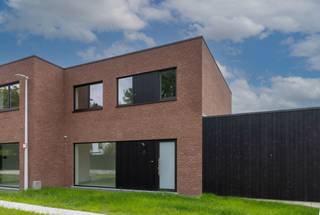 LIGGINGDit nieuwbouwproject langs de Cooppallaan, vlakbij het centrum van Wetteren, biedt 9 energiezuinige woningen in een hedendaagse architecturale...