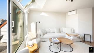 Move-in ready duplex apartment with 2 sunny terraces.<br /><br />This beautifully renovated apartment combines high-quality finishes with spacious, sunny terraces and a prime location. Just 500 m from the beach, in a small-scale building (one apartment per floor).<br /><br />Layout<br />Upon entering, you step into the bright living room with access to a large terrace, perfect for enjoying the afternoon and evening sun. Early risers will appreciate the second terrace, connected to the kitchen and dining area, ideal for breakfast in the morning sun. This floor also offers a guest toilet and cloakroom.<br /><br />Upstairs, the night hall leads to two cosy and practical bedrooms, each with its own ensuite bathroom (bath or shower).<br /><br />Energy: EPC: 181 kWh/m² (UC: 2669321)