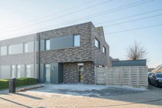 
In een rustige wijk in Roeselare-Rumbeke bevindt zich deze recente, volledig instapklare hoekwoning. Alle voorzieningen en verbindingswegen liggen vlakbij. Dankzij de prachtig aangelegde groenzone/speelzone voor kinderen aan de voorzijde geniet u hier van een open gevoel.

De woning werd gebouwd in 2015 en is tot in de puntjes afgewerkt. De voorbije jaren werden verschillende zaken vernieuwd en alles werd uitstekend onderhouden. Zo ervaart u het comfort van een ‘nieuwe’ woning zonder betaling van btw.

Technisch is de woning uitgerust met vloerverwarming, warmtepomp, 11 zonnepanelen en ventilatiesysteem type D, wat resulteert in een uitstekend energielabel A+. De elektrische keuring is conform, de woning is asbestvrij en de woning beschikt over domotica en een deurbel met camera.

Via de inkomhal met gastentoilet betreden we de woning. Op het gelijkvloers bevindt zich de lichtrijke leefruimte met grote raampartijen en zicht op de aangelegde tuin. In de leefruimte werd de tv-kabel netjes in de muur weggewerkt, wat zorgt voor een strakke afwerking. De recent vernieuwde keuken is volledig geïnstalleerd met kwalitatieve toestellen en sluit aan op een praktische berging.

Op de eerste verdieping zijn er vier volwaardige slaapkamers, elk met internet- en tv-aansluiting. De badkamer beschikt over ligbad, douche en dubbele lavabo. Het toilet is afzonderlijk. Daarnaast is er een bergruimte en een zolder, bereikbaar via schuiftrap.

De zuidwestgerichte tuin biedt achteraan extra privacy dankzij aangeplante bomen. U vindt er een ruim terras en een tuinberging. De tuin is bereikbaar via een zijpoort en via de achterzijde, die ook toegang geeft tot de afzonderlijke garage. Op de recent aangelegde oprit is plaats voor twee wagens.

Kortom, een energiezuinige woning die comfort, ruimte en een uitstekende ligging combineert. Interesse? Contacteer Hyboma op 051 480 980.