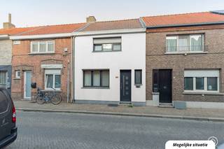 Vandaag nemen we je mee naar het charmante Bornem. Deze woning combineert een centrale ligging, praktische indeling én een aangename tuin in het hart van Bornem. <br />Scholen, recreatie, openbaar vervoer, winkels en gezellige lokale restaurants bevinden zich allemaal op wandelafstand.<br /><br />We betreden de woning via de inkomhal, die ons naar de lichtrijke leefruimte brengt. Aansluitend vinden we de volledig geïnstalleerde keuken terug. Verder beschikt het gelijkvloers over een praktische berging en een badkamer, uitgerust met een douche, bad, lavabo en toilet.<br /><br />Via de trap bereiken we de eerste verdieping. Hier bevinden zich twee slaapkamers en een dressing.<br /><br />Daarnaast beschikt de woning over een kelder en een zolder, wat zorgt voor nog meer praktische bergruimte.<br /><br />Via de keuken bereiken we een gang die ons naar de zuidoost georiënteerde tuin brengt. Een aangename buitenruimte waar je in alle rust kan genieten van een aperitief op een gezellige zomeravond.<br /><br />Achteraan de woning bevindt zich een tuinhuis en een uitweg langs achter. De uitweg geeft toegang tot de Lindestraat en de Dageraadplaats en is bereikbaar te voet of met de fiets.<br /><br />Heb je interesse in deze energiezuinige woning in Bornem?<br />Neem gerust contact op via bryann@julimmo.be of 0492 86 51 03.
