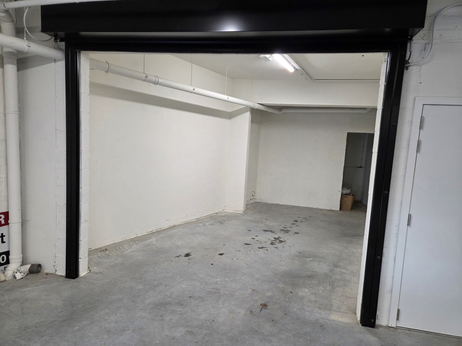 Ruime garage box met automatische poort in het centrum van Brasschaat. Toegang langsheen servitudeweg "De Mortel"