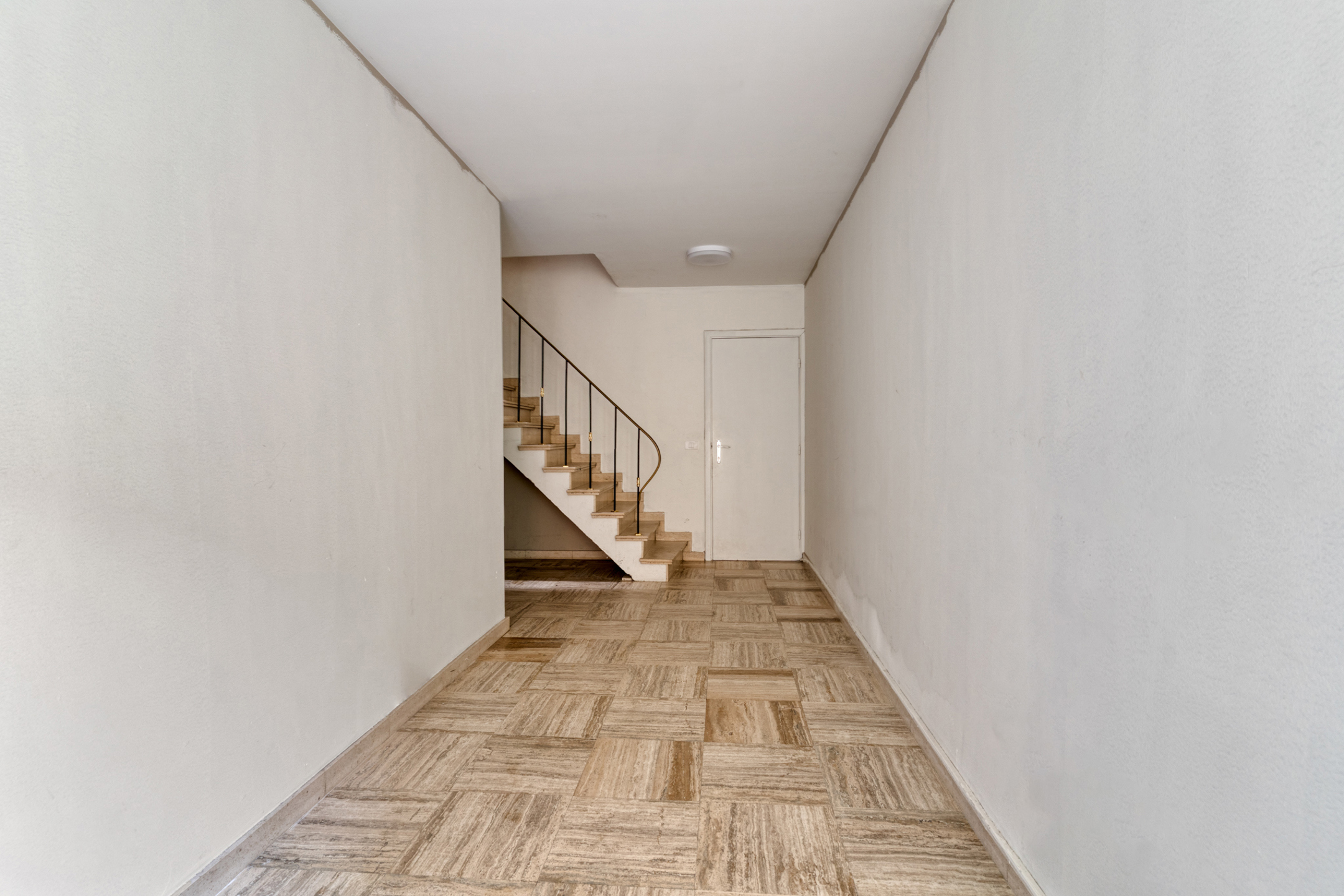 Goed verhuurd appartementsgebouw met 5 appartementen en 5 garages op goede locatie - foto 3