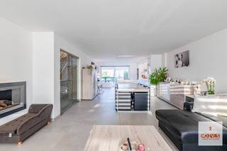 Deze perfect instapklare en lichtrijke woning bevindt zich op een leuke locatie in het gegeerde Drongen. Het gelijkvloers deed voorheen dienst...