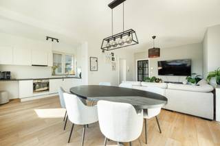 <p>Aan de Villerslei bevindt zich dit lichtrijke instapklaar hoekappartement op de eerste verdieping van een kleinschalig gebouw met slechts drie appartementen. Het appartement werd in 2012 volledig gestript en vernieuwd. Er is geen lift aanwezig en er zijn geen gemeenschappelijke kosten.</p>
<p>De ruime inkomhal beschikt over een vestiairekast en geeft toegang tot het gastentoilet. De woonkamer (28m²) en keuken genieten dankzij de hoekligging van veel natuurlijke lichtinval en sluit aan op een praktische wasplaats met kasten. De volledig ingerichte keuken is uitgerust met een vitrokeramische kookplaat, dampkap, spoelbak, vaatwasser en koelkast met vriesvak.</p>
<p>Verder zijn er twee slaapkamers (14,66m² en 9m²), waarvan één toegang biedt tot het overdekte terras (3m²). De badkamer beschikt over een inloopdouche met regendouche, een dubbele lavabo in meubel en een handdoekdroger.</p>
<p>De locatie biedt een praktische woonomgeving met winkels, scholen en openbaar vervoer op wandelafstand.</p>
<p>Bij het appartement hoort een garagebox van 19m² met manuele poort. De garagebox is verplicht mee aan te kopen aan € 30.000.<br /><br /><span>Extra:</span><br />- PVC Ramen<br />- Elektriciteit conform<br />- EPC B<br />- Bew. opp.: 91m²</p>