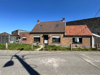 Deze woning met bijhorend stuk grond is gelegen op een grondoppervlakte van 1150 m² en bestaat uit: oprit - living - keuken - berging - badkamer - toilet - 3 slaapkamers - terras - garage - grond met uitzicht op de velden. <br /><br />Er is ook een mogelijkheid om de woning alleen aan te kopen zonder het bijhorend stuk grond van 910 m².