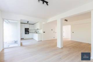Ga naar www.makelaarshuys.be, te huur, klik op het pand en schrijf u in voor de bezoekdag op woensdag 15 oktober 2025. <br /><br />Deze prachtig 3 slaapkamer penthouse ( 109m²) met terras 8m² gelegen in de geliefde Patijntjestraat te Gent is onlangs gerenoveerd in 2025 en voldoet aan alle vereisten voor een comfortabel en modern verblijf. Gelegen in het hart van de stad, biedt dit appartement een geweldige uitvalsbasis. <br /><br />Het appartement beschikt over alle nodige voorzieningen, waaronder een volledig uitgeruste open keuken, een ruime woonkamer voor eethoek en zithoek, 3 comfortabele slaapkamers 2 badkamers met inloopdouche, wastafel(s) , 2 toiletten, wasruimte.<br /><br />De renovatie heeft gezorgd voor een frisse en eigentijdse uitstraling, met smaakvolle inrichting en hoogwaardige afwerkingen. <br />Er is ook een fietsenberging met code klavier.<br /><br />Cv op aardgas: radiatoren <br />Gunstig epc <br /><br /><br />Dankzij de gunstige ligging zijn alle populaire bezienswaardigheden, restaurants, winkels, scholen openbaar vervoer,... vlot te bereiken, tevens vlotte verbindingen. <br /><br />Mogelijkheid tot het huren van een garageplaats(en) 115€/maand. <br /><br />Meer info : sofie@makelaarshuys.be 0468 24 65 84