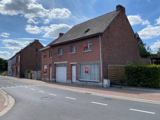 De woningen bevinden zich samen in in totaal te renoveren of te slopen/totaal te herbouwen staat. De publicatie van deze eigendommen bestaan uit...