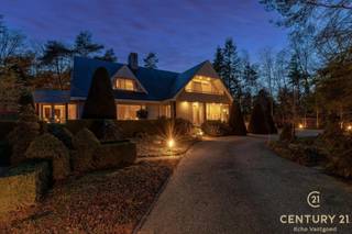 Dit bijzonder mooi eigendom is rustig en residentieel gelegen op 150m van natuurgebied De Liereman, met Eindhoven en Antwerpen beide op een...