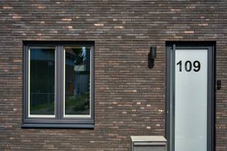 Bijna-nieuwbouw (2017) met EPC A, 4 slaapkamers en autostaanplaats in centrum Zwijndrecht<br /><br />De woning dateert oorspronkelijk van 1910, maar werd in 2017 vrijwel volledig heropgebouwd. Het resultaat is een instapklaar, eigentijds huis met een strakke, donkere gevelsteen vooraan en een duurzame Padouk-houten afwerking achteraan.<br /><br />Indeling &amp; Oppervlaktes (157 m² bewoonbaar)<br /><br />Gelijkvloers: Licht, maatwerk en leefcomfort<br />•Inkomhal: Uitgerust met stijlvolle patroontegels en een gastentoilet met handwasmeubel.<br />•Leefruimte: Royale zithoek met vloerverwarming, een strakke op maat gemaakte kastenwand onder de trap en een groot schuifraam naar de terras.<br />•Keuken: Moderne open keuken met een warm houten werkblad, indirecte sfeerverlichting en hoogwaardige ingebouwde AEG-toestellen.<br />•Wasplaats/berging: Praktische ruimte met aansluitingen voor was- en droogautomaat en een rechtstreekse buitendeur.<br /><br />Eerste verdieping: Sfeervolle slaapkamers en luxe badkamer<br />•Master bedroom: Royale hoofdslaapkamer met een brede, ingebouwde kastenwand.<br />•Slaapkamer 2: Lichtrijke kinderkamer of bureau.<br />•Luxe badkamer: Voorzien van een extra ruim ligbad (190 cm), een royale inloopdouche met regendouche en een dubbel wasmeubel.<br />•Toilet: Afzonderlijk toilet op de overloop.<br /><br />Tweede verdieping: Volwaardige zolderverdieping<br />•Slaapkamer 3: Ruime slaapkamer met een groot dakraam.<br />•Slaapkamer 4 / Polyvalente ruimte: Flexibel in te richten als extra slaapkamer, thuiskantoor of hobbyruimte.<br />•Technische ruimte: Afzonderlijke berging met ventilatiesysteem D en condensatieketel.<br /><br />Buitenruimte &amp; Parkeren<br />•Buitenruimte (48 m²): Onderhoudsvriendelijk, volledig verhard met waterdoorlatende klinkers en voorzien van een fietsenhok.<br />•Parkeren: 1 private parkeerplaats op het perceel.<br /><br />📅 Bezoekmomenten:<br />•Zaterdag 19 september<br />•Zondag 20 september<br /><br /><br />📞 Neem contact op voor een afspraak:<br />•Maxim Paternoster: 0472 95 74 67 | maxim_paternoster@hotmail.com<br />•Gilke Cocquyt: 0499 31 85 77 | gilke.cocquyt@gmail.com<br />