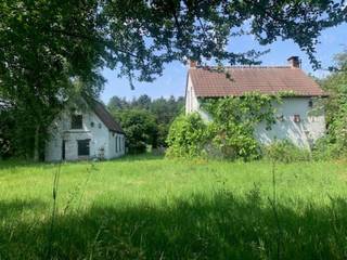 Gunstig gelegen weekendverblijf op 9.893m².<br />Vlot bereikbaar via E34.<br />Het hoofdgebouw kreeg 10 jaar geleden een nieuw dak en dubbele beglazing.<br />Inkom, badkamer met ligbad, lavabo en toilet, living met open keuken en houtkachel.<br />De verdieping kan ingericht worden als slaapkamer.<br />Het bijgebouw kreeg 2 jaar geleden een nieuw dak.<br />Hier bevinden zich de nutsvoorzieningen en de meters.<br />Mits kleine opfrissing zou je hier ook nog twee kamers van kunnen maken.<br />ideaal om met het gezin of vrienden het weekend of vakantieperiodes door te brengen.<br />Door de grote vrije delen op de grond kan je er eventueel paarden of andere dieren houden.<br /><br />Belangrijke informatie:<br />-domicilie is hier niet toegestaan, enkel geschikt als buitenverblijf<br />-de gebouwen zijn zonevreemd waardoor er enkel binnen het bestaande volume mag gerenoveerd worden<br />-belast met overweg naar achterliggend buitenverblijf