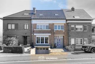 VALIMMAS verkoopt te Mazenzele deze ruime en degelijke rijwoning met garage en mooie tuin op ± 4 are... Het gelijkvloers bestaat uit een...