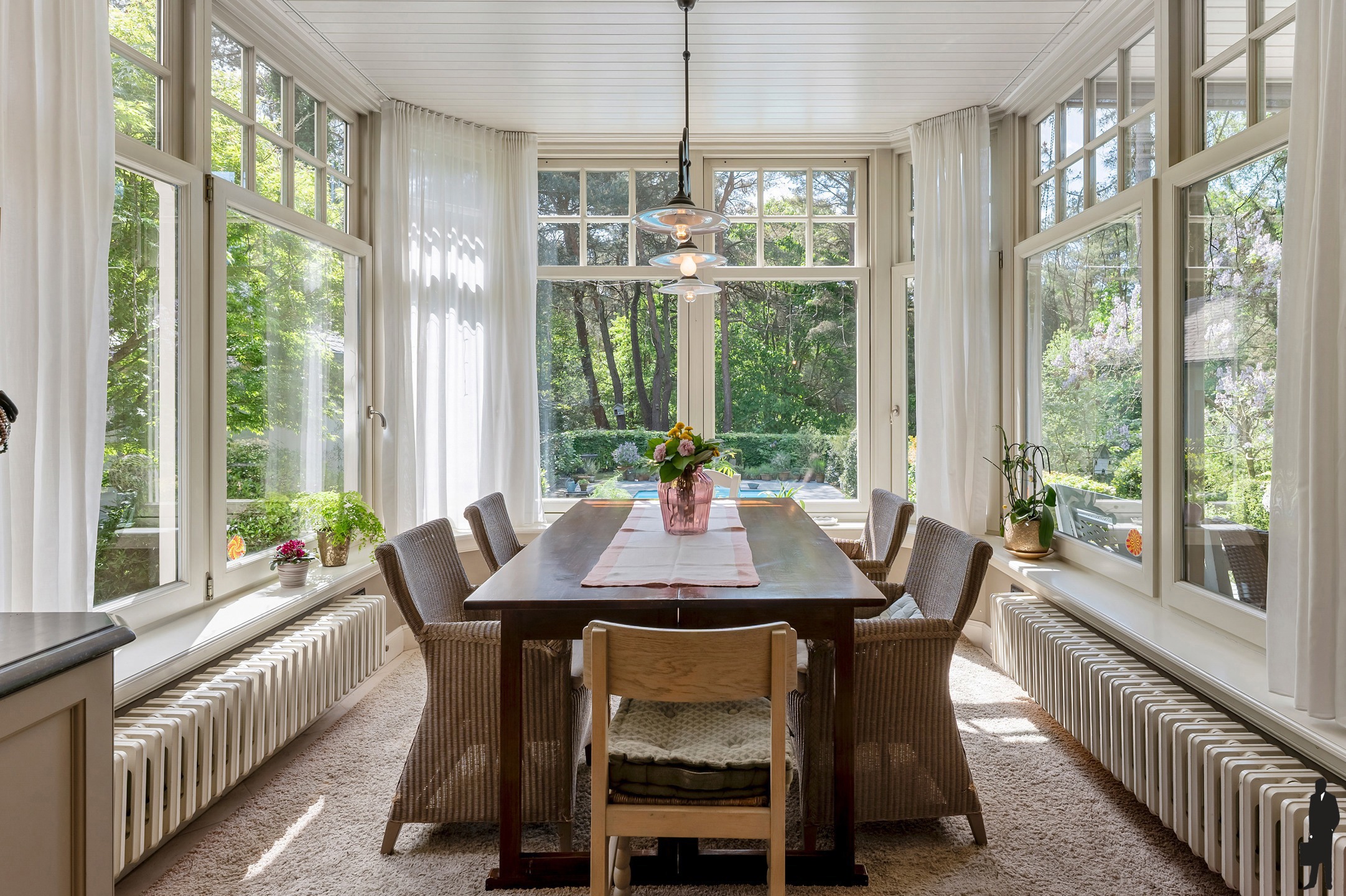 Exclusieve en uniek gelegen Engelse cottagevilla met orangerie, zwembad en aanpalende bouwgrond op ca. 1,1 ha in bosrijke omgeving. - foto 4