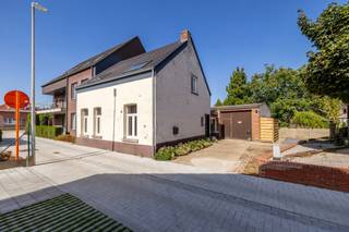 <h3>Hoogwaardig gerenoveerde woning met vergund magazijn van 60 m²</h3>
<p>Achter deze nog te schilderen gevel – de eerste foto is een illustratie van het mogelijke eindresultaat – schuilt een verrassend instapklaar en hoogwaardig gerenoveerd pareltje, rustig gelegen in een doodlopende straat in hartje Vorselaar.</p>
<p>Op het gelijkvloers beschikt de woning over een prachtige volledig uitgeruste keuken met kookeiland, een ruime woonkamer, apart toilet en praktische vestiairekasten. De verdieping omvat twee ruime slaapkamers en een stijlvolle badkamer met zowel ligbad als douche.</p>
<p>De woning werd volledig gerenoveerd en technisch volledig op punt gezet. Daarnaast werden airco’s geplaatst voor extra comfort.</p>
<p>De absolute troef is het naastliggende, vergunde magazijn van ca. 60 m². Ideaal voor wie wonen en werken wil combineren, nood heeft aan extra opslagruimte of op zoek is naar een ruime hobby- of werkplaats.</p>
<p>Troeven:</p>
<ul>
<li>
<p>Volledig en hoogwaardig gerenoveerd</p>
</li>
<li>
<p>Instapklaar</p>
</li>
<li>
<p>2 ruime slaapkamers</p>
</li>
<li>
<p>Volledig uitgeruste keuken met eiland</p>
</li>
<li>
<p>Airconditioning</p>
</li>
<li>
<p>Vergund magazijn van ca. 60 m²</p>
</li>
<li>
<p>Rustige, doodlopende straat</p>
</li>
<li>
<p>Centrale ligging in Vorselaar</p>
</li>
<li>
<p>EPC C vóór plaatsing airco’s – nieuw EPC in opmaak</p>
</li>
</ul>
<p>Een unieke combinatie van comfortabel wonen en bijzonder veel extra ruimte, midden in Vorselaar.<br /><br /><strong>FLOR Vastgoed // For Love Of Real estate </strong></p>